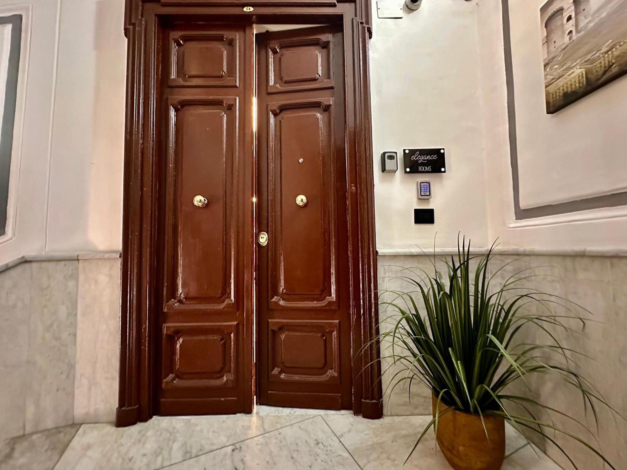 Elegance Rooms Spaccanapoli Bagian luar foto