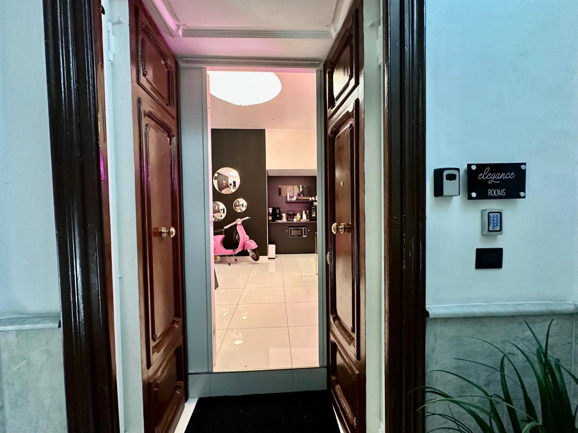 Elegance Rooms Spaccanapoli Bagian luar foto