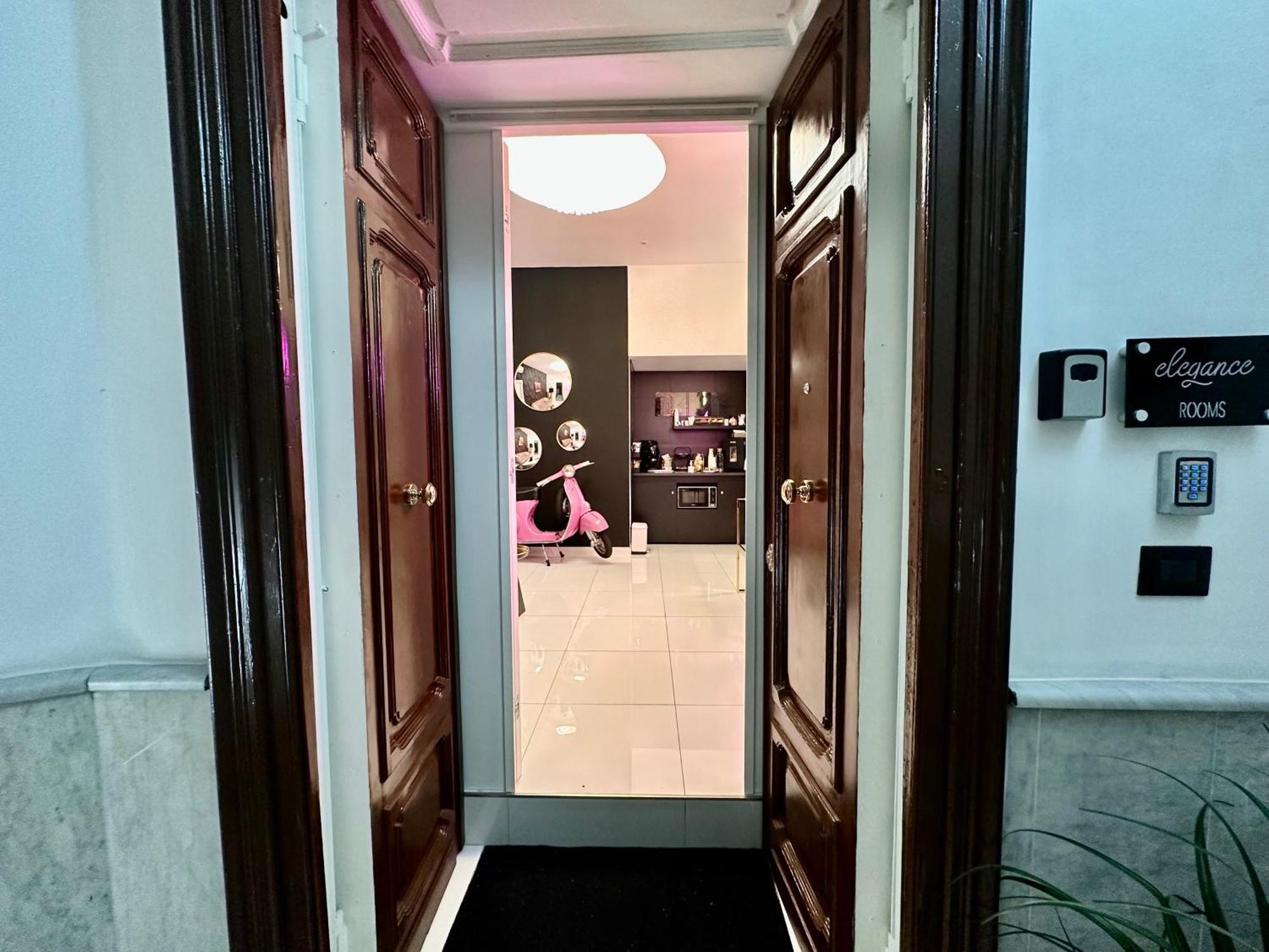 Elegance Rooms Spaccanapoli Bagian luar foto