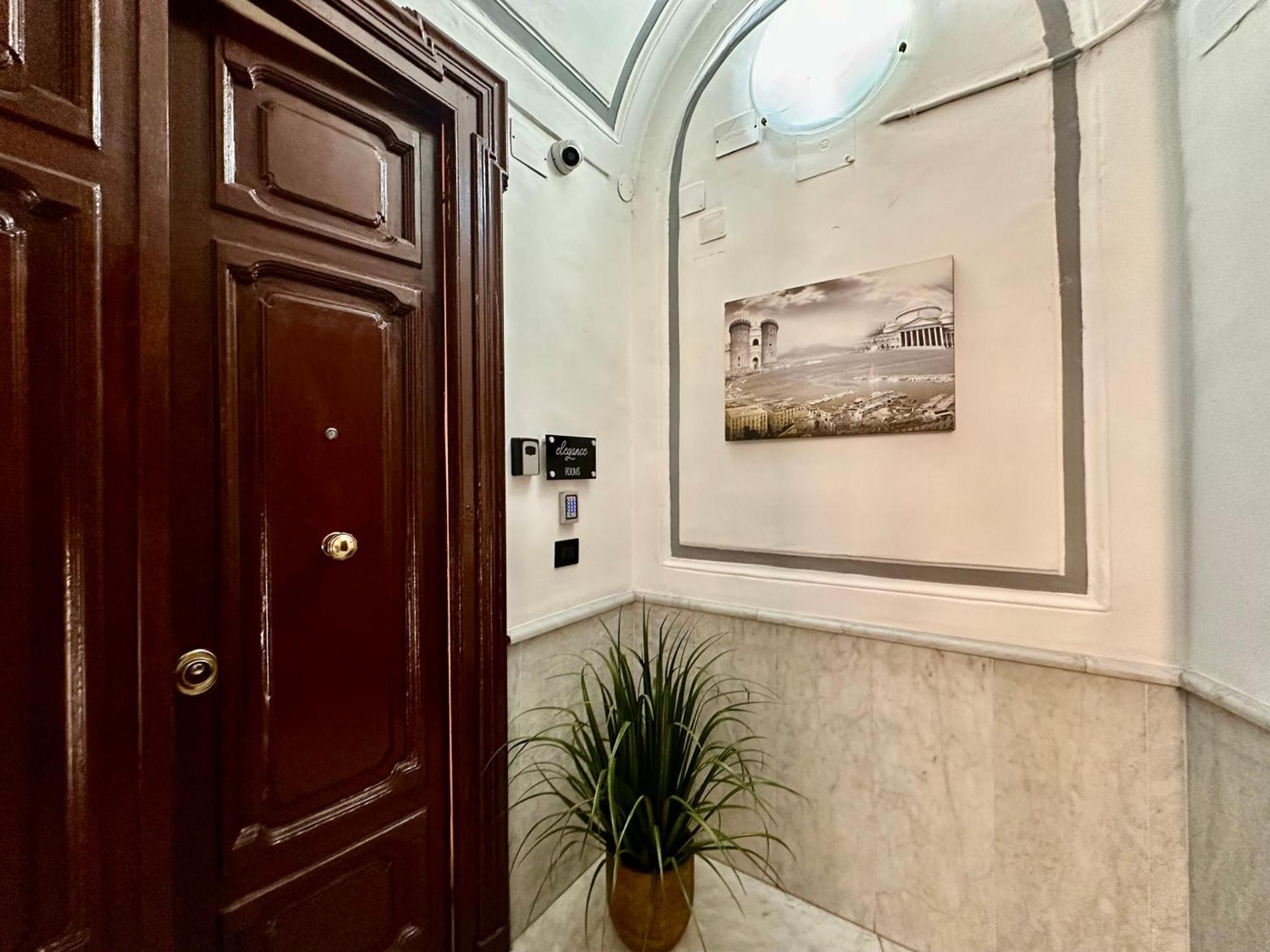 Elegance Rooms Spaccanapoli Bagian luar foto